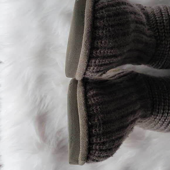 UGG Cardy # 5649 soft brown knit with Ugg wooden 2 button boots. Size 5 - Picture 7 of 16